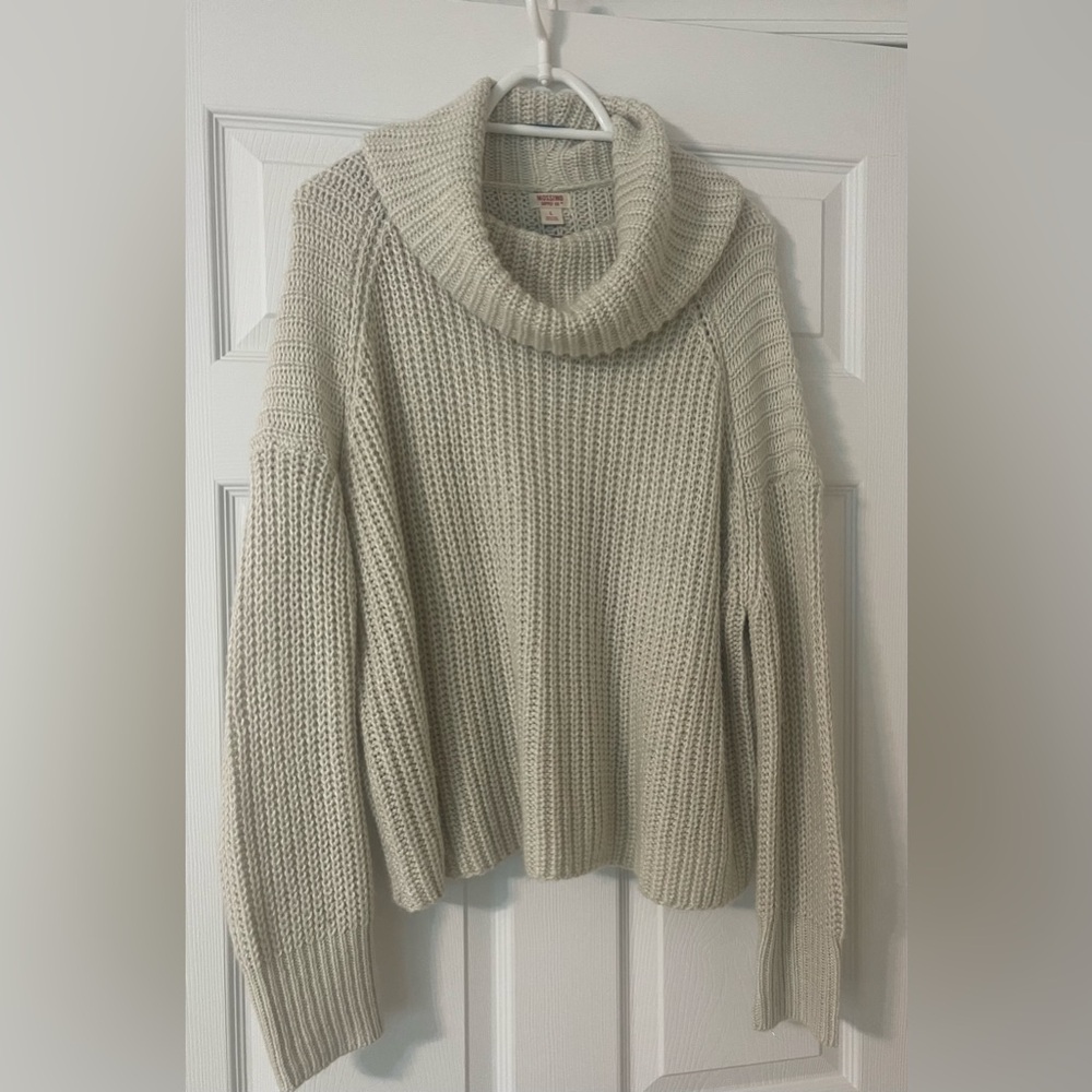 Cream Mossimo Sweater Size: Large